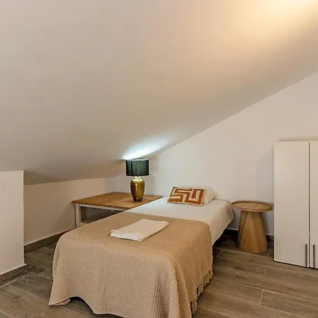 Second Floor Каррегаду