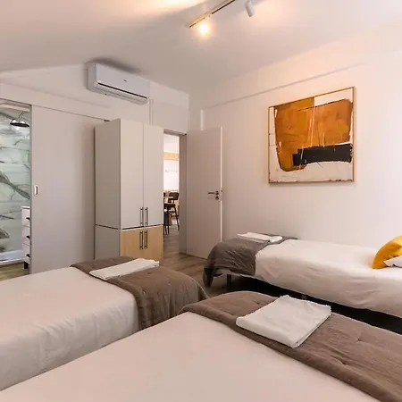 Apartment Second Floor Carregado
